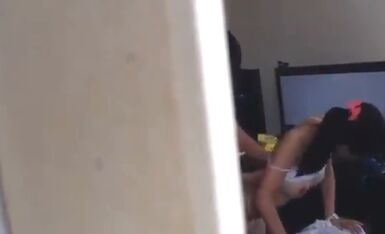 偷窥两学生在家偷吃禁果 动作和她们的脸一样青涩 貌似很难插入 兄弟都是这么过来的 对话清晰