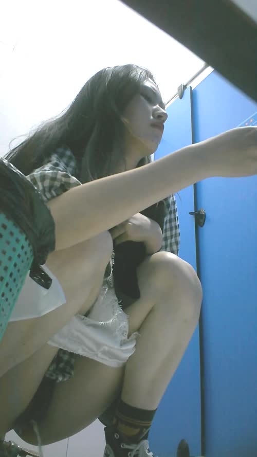 最新全镜偷窥二个高颜值美女嘘嘘 一正一反全收入 美眉安全裤内没穿小内内安全吗