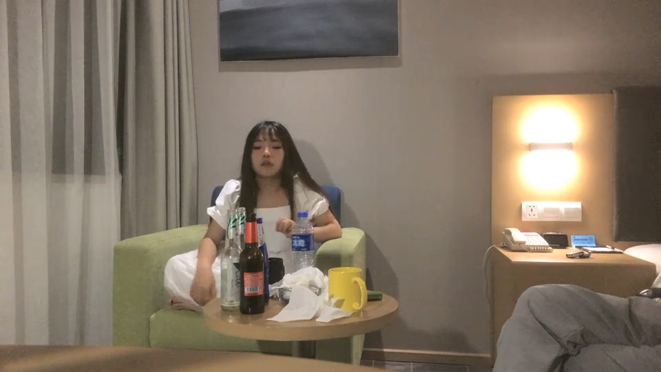 绿帽约良家妹子密码房，白裙子甜美萌妹子，喝酒玩游戏输了脱衣服口交，妹纸被操叫的很大声