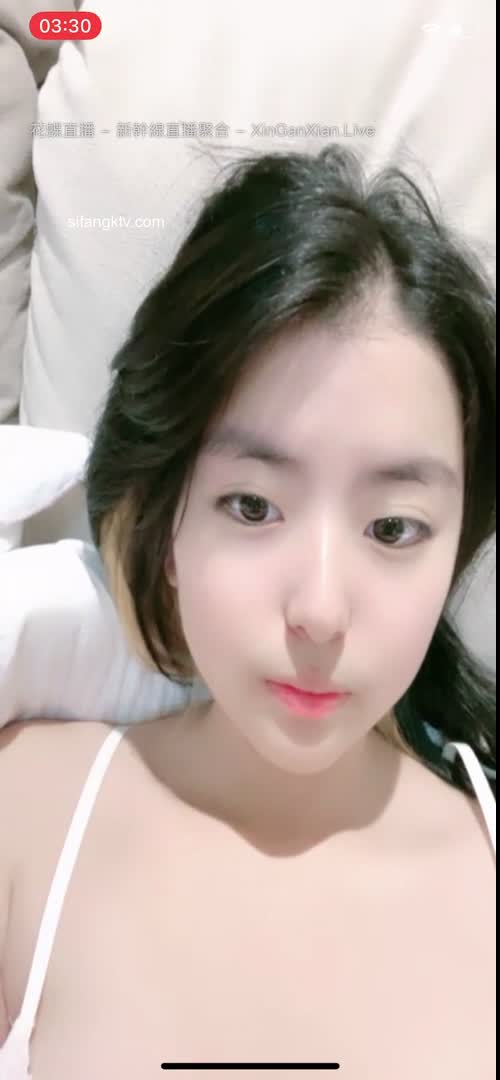 吐血推荐，还在就读高中的18岁娃娃音超级无敌嫩妹子，长得太标致太无敌可爱了，全身粉嫩，前凸后翘 干净白里透红的粉穴  (1)