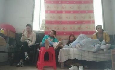 嫖鸡不戴套《农民工探花》10月11日鸡窝所有小姐都干遍了唯独粉衣价高妹子没干等她好久连干她两场好生猛下下到底呻吟不停