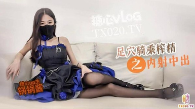 勁爆身材女神【鍋鍋醬】開檔黑絲S型曲線椰奶酥乳 足交侍奉 粗長大屌速肏鮮嫩 視角超上頭 女上位頂宮榨射吮精