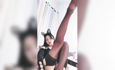 黑丝烈女--公主，女生穿起黑丝十分妩媚，芊芊细手，纯净鲍鱼，举手投足间诱惑死3