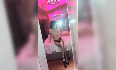 超嫩无毛白虎粉穴00后嫩妹激情啪啪，开档鱼网袜足交调情，翘起蜜桃美臀手指猛插，拔屌磨蹭屁股抽插内射