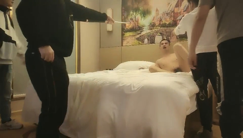 探花不好混专搞高端外围的小马出大事了刚热完身准备搞被几个不明身份的大汉冲进房间爆揍说找了他好久