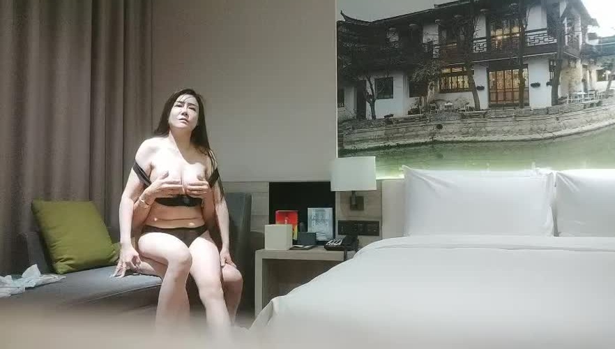 约战皮衣肉感轻熟女，坐在身上拨弄大奶子，单腿黑丝揉穴调情，大屁股上位骑乘后入撞击