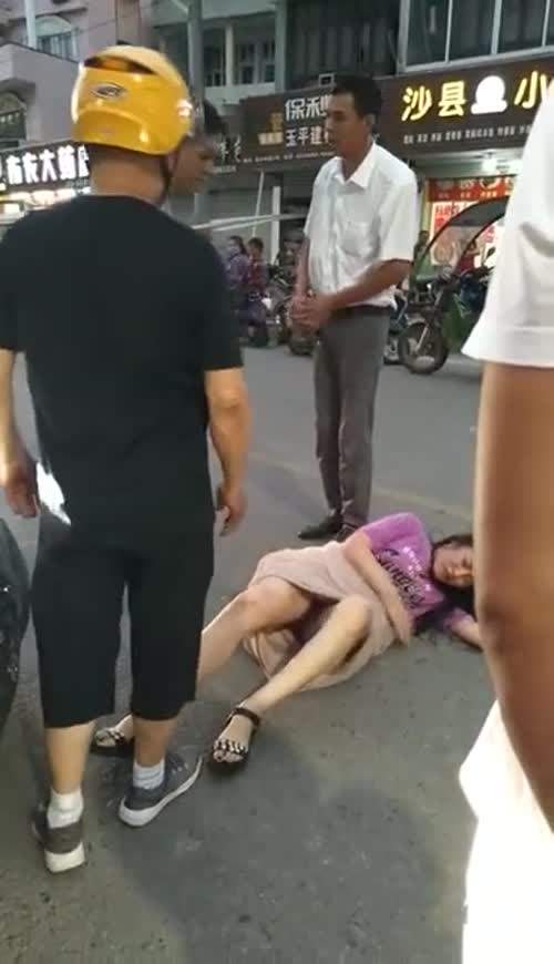 捉奸-老婆偷情人的事被老公发现，大街上狠狠揣性感的大屁股