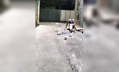 00後JK妹子醉倒在小巷子內，被路過的小哥摁在地上撩開裙子就是一頓猛操，還瘋狂口爆，簡直爽翻了！