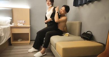 挺漂亮小姐姐，與雙男一起3P激情，雙男一個舔逼一個插嘴扶腰後入猛頂騎坐姿勢爆操