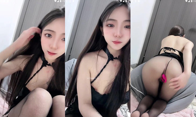 長腿嫩足顏值小母狗，連體黑絲透視裝，嫩足展示淫語挑逗，跪地自慰各種道具深插騷穴 (12)