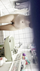 朋友女友来借住，偷偷拍她脱衣洗澡