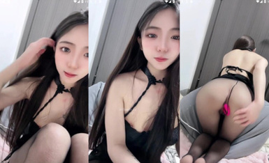 長腿嫩足顏值小母狗，連體黑絲透視裝，嫩足展示淫語挑逗，跪地自慰各種道具深插騷穴 (18)