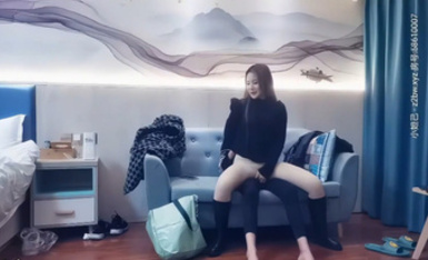 深夜場約了個黑裙性長腿妹子啪啪，如此美麗動人，要讓她穿上情趣裝口交撥開內褲上位騎坐猛操