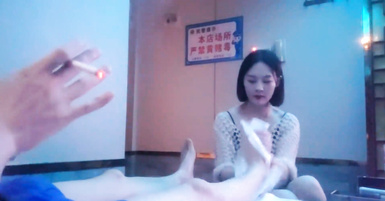 技師太漂亮，按摩到挑逗逐漸曖昧氣氛，玩弄奶子露莖引誘，舞動賣弄風騷