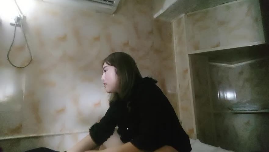 激情按摩老哥按摩完再吃快餐，肉感熟女脱掉裤子直接操，上位骑乘扶着屁股撞击