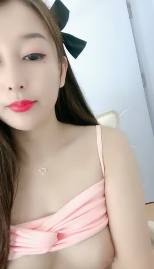 长相甜美的神仙姐姐，白皙大奶，烈焰红唇诱惑狼友，自慰掰穴，欲罢不能