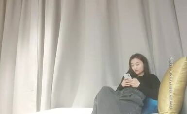 APP上约的外围小姐姐，骚的很解开衣服很想被操，一顿自摸浪叫，舔小穴叫的隔壁多听的见，吊带丝袜侧入爸爸操的很爽