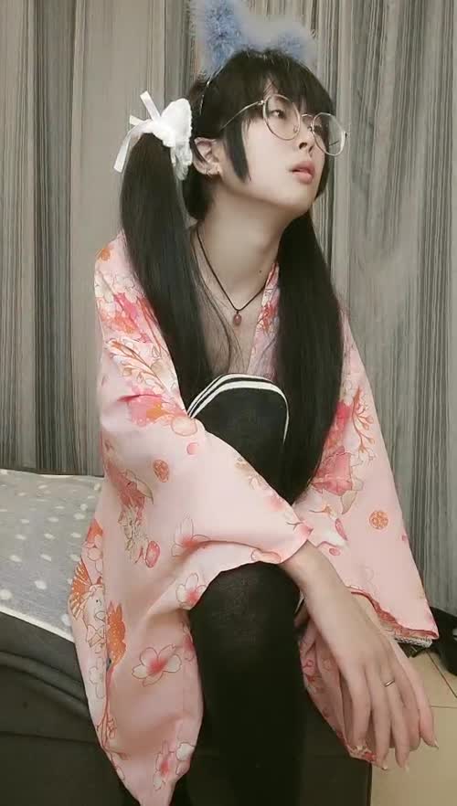 专属小女友00后双马尾萝莉，微毛粉嫩小穴，跳蛋振动棒齐上场，娇小身材扶细腰后入，萝莉型中的极品