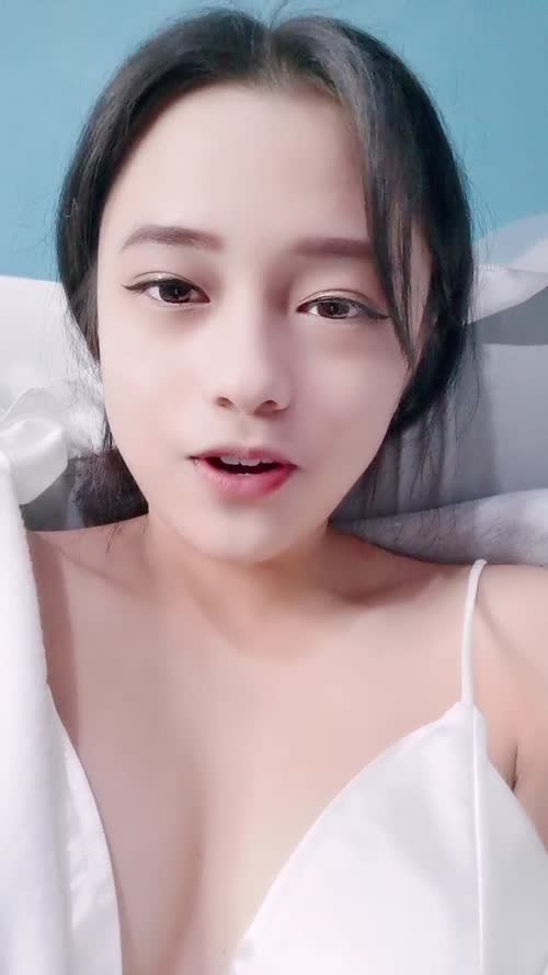 清纯卡哇伊18萝莉嫩妹 ，白色小吊带，厕所怼着小穴特写尿尿，给小男友口交，骑乘爆操，从下往上视角拍摄