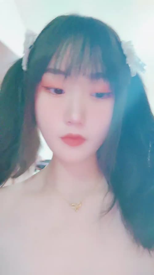 粉嫩无毛白虎美穴，18双马尾卡哇伊萌妹，单腿白丝玻璃猛插，厕所灌肠喷射，假屌快速爆插小穴，极品美臀诱人