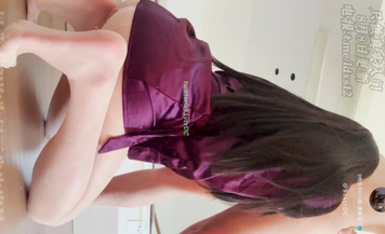 D先生與C小姐8月8日最新 紫色長衫加上肉絲絲襪，把她翻過來對著騷穴進入，猛猛的爆插。