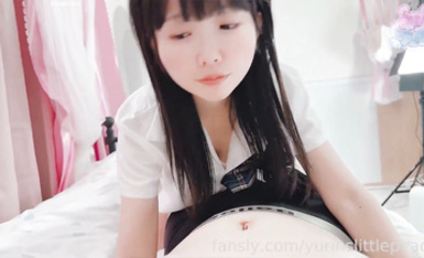 極品蘿莉【yurinslittlepeach】你喜歡小女孩用舌尖舔你的乳頭嗎？
