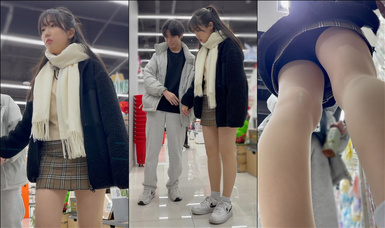 他完全不知道女友校裙下的黑色內褲正被陌生人偷拍。