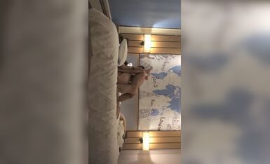 丰满美臀小少妇，摸摸屁股扣骚穴，按头深喉口交，扶着大白屁股爆操，双腿肩上扛抽插