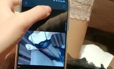 穿着情趣内衣等着网上约的小哥哥来干自己