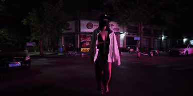 網紅人氣露出女神【cikaimoon】城市街頭露出 從白天到黑夜，大叔們看得流口水 (1)