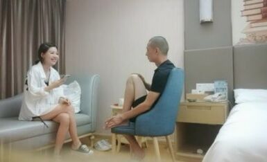 利哥丶探花网约白衣美腿齐逼短裤小姐姐，吊带小背心黑丝袜