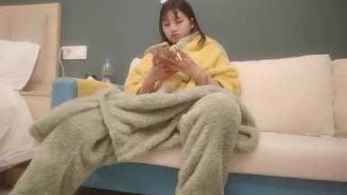 小夏寻深夜清纯纹身嫩妹返场，拔下内裤舔逼翘起屁股，转战床上后入抽插