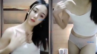 颜值小姐姐 ，清纯容颜，皎洁外貌，抽完一支烟，潇洒大秀，手指扣逼